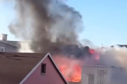 Bursa’da 3 Katlı Binanın Çatısı Alevlere Teslim Oldu