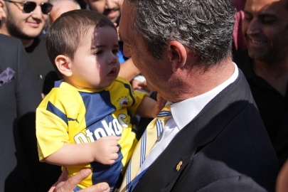 Fenerbahçe Başkanı ve Başkan Adayı Ali Koç'a seçim alanında kongre üyeleri yoğun ilgi gösterdi