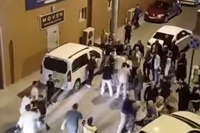 Sünnet düğününde kalabalık grup arasında çıkan kavga kameralara yansıdı