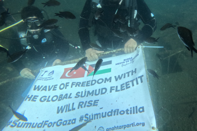 Şehit ve gazi yakınlarından deniz altından Filistin'e destek