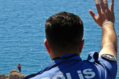 Denize girmek için 20 metrelik falezlerin en uç kısmını seçen gençler ekipleri alarma geçirdi