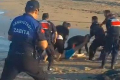 Denize giren nişanlı çiftten kadın kurtarıldı, denizden çıkarılan erkek tüm müdahalelere rağmen hayatını kaybetti