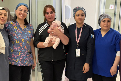 Erzurum Şehir Hastanesi Yenidoğan Servisi personeli bebeği altı ay boyunca hem tedavi etti hem de annelik yaptı