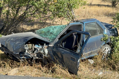 Otomobil Ağaca Çarparak Takla Attı: 3 Yaralı