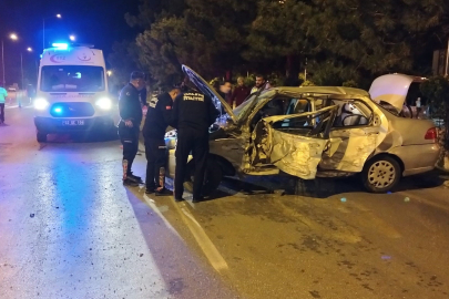 Kontrolden Çıkan Otomobil Ağaçlara Çarptı