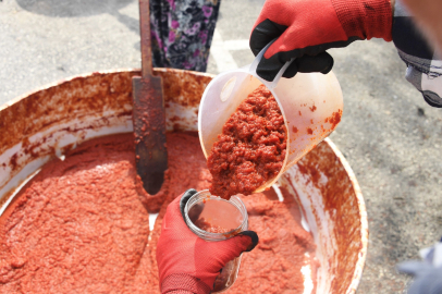 Domates, biber ve malzemeler Osmangazi Belediyesi'nden salça yapması vatandaşlardan