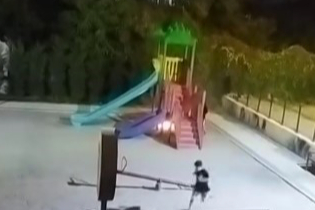 Çocuklar Oyun Parkını Yaktı