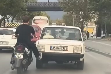 Bursa'da bir genç motosikletiyle otomobili itti