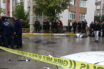 'Dur' ihtarına uymayan sürücü yayaya ve arabalara çarptı