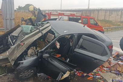 Yağışlı Hava Nedeniyle Kontrolden Çıkan Otomobil Bariyerlere Saplandı: 1’i Ağır 2 Yaralı