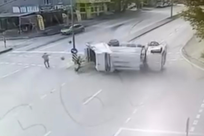 Kaldırımda duran vatandaşın ölümden döndüğü o anlar kamerada