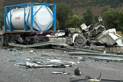 Sivas'ta Otobüs ile TIR Çarpıştı! 3'ü Ağır 18 Yaralı