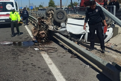 Kontrolden çıkan otomobil bariyerlere çarptı: 2 yaralı