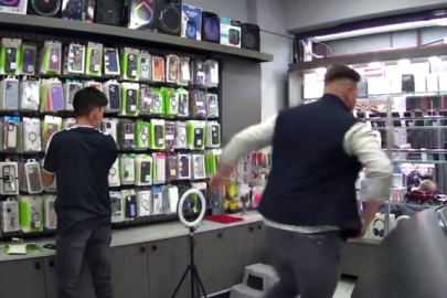 Bir telefon bayisindeki deprem anındaki panik kameraya yansıdı