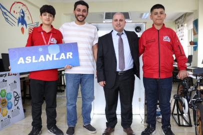 Öğrenciler pedal çevirerek hem elektrik üretiyor hem de bakiye kazanıyor