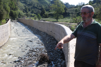Dereden karşıya geçemeyince çayı bahçede kaldı