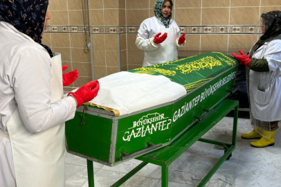 Kadın gassallar, yakınlarının bile yaklaşamadığı cenazeleri son yolculuklarına hazırlıyor