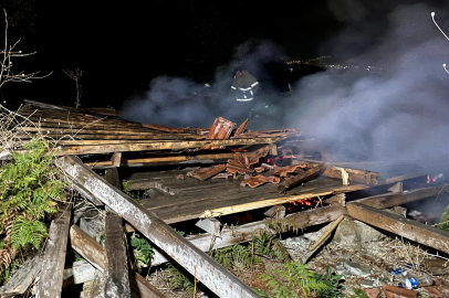 İnegöl'de Tarladaki 2 Baraka Alev Alev Yandı