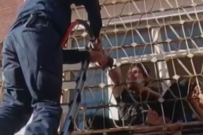 Engelli Vatandaş, İtfaiye Ekipleri Tarafından Korkuluklardan Kurtarıldı