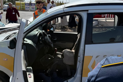 Kamyon ile Taksi Çarpıştı: 4 Yaralı