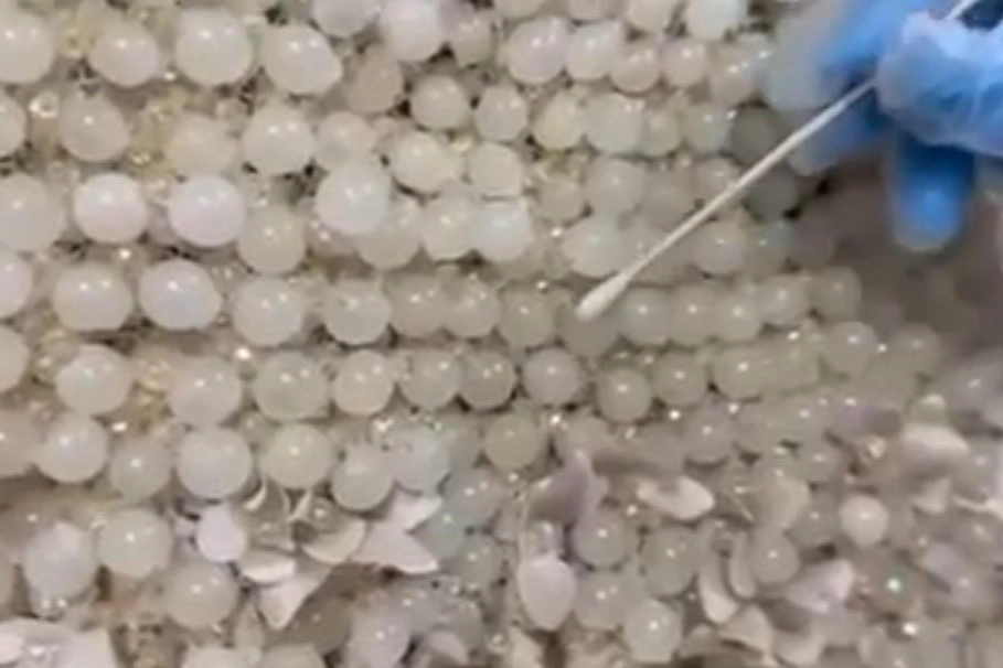 Yok artık! Gelinliğe boncuk şeklinde işlenmiş 25 kilo uyuşturucu ele geçirildi!