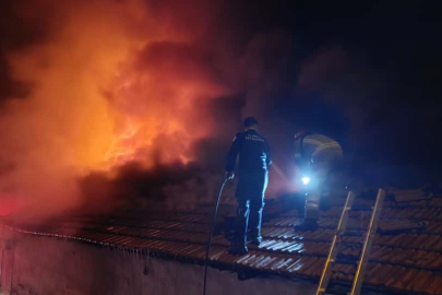 Bursa’da iş yerinde çıkan yangın bitişikteki 3 dükkana sıçradı