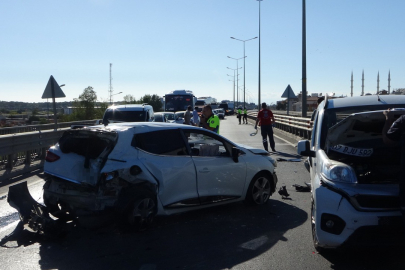 Yoldaki kaza tedbirlerini görüp yavaşlayan araçlara tur aracı çarptı: 3'ü Rus vatandaşı 5 kişi yaralandı