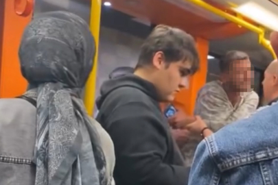 Metroda iki yolcu arasında çıkan kavga, seferin durmasına neden oldu