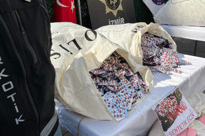 İzmir'de Operasyon: Uyuşturucuları Not Kağıdına Emdirmişler