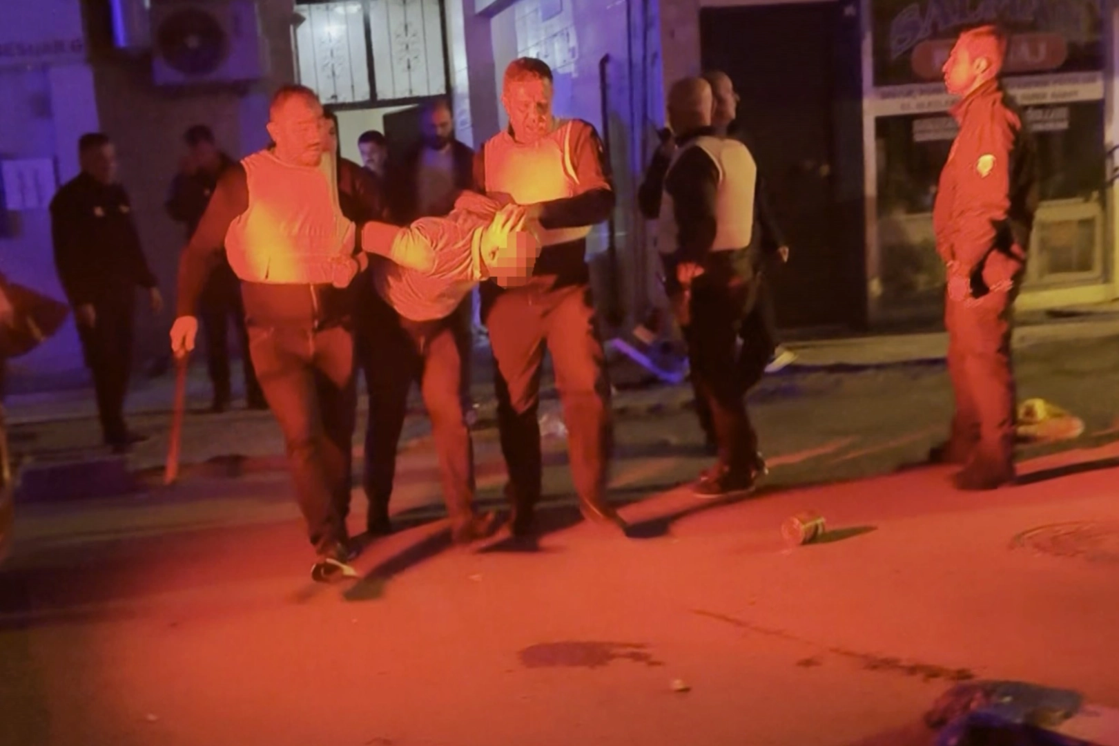 Eski eşini darbedip, kendi çocuklarını bıçakla rehin aldı! İşte o görüntüler!