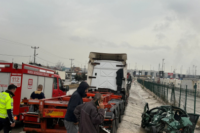 Otomobil, yol kenarında park halindeki tır ile elektrik panosuna çarptı