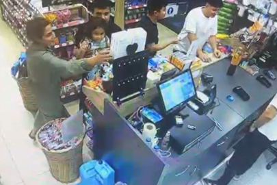 İstasyonda aralıklarla meydana gelen hırsızlık anları kameraya yansıdı