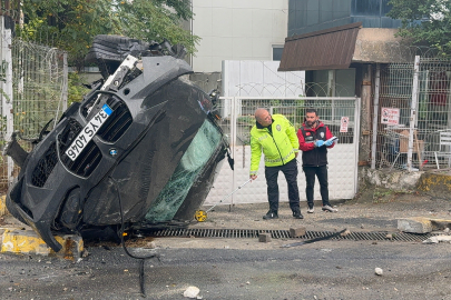 Kaldırımda yürüyen çocuğa aracın çarpma anı kamerada