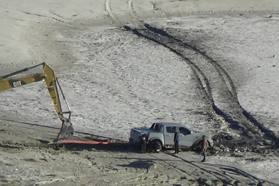 Bataklığa saplanan gurbetçi ailenin aracı iş makinesi yardımıyla kurtarıldı