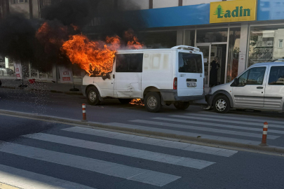 Park Halindeki Minibüs Alev Topuna Döndü