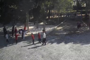 Öğrencinin Heimlich manevrasıyla boğazındaki simitten kurtulduğu anlar güvenlik kamerasına yansıdı