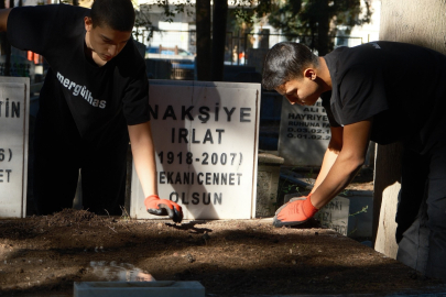 Hergün onlarca mezar temizleyerek fenomen oldular