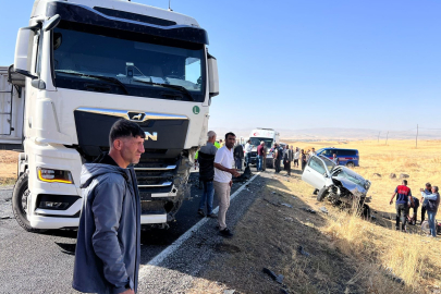 Otomobil ile Tır Çarpıştı: 1 Ölü