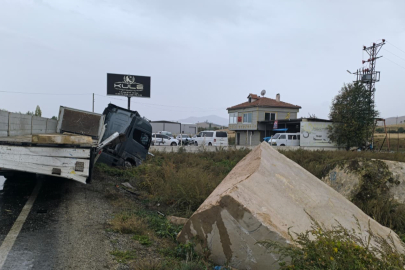 Mermer Yüklü Tır İstinat Duvarına Çarparak Durabildi