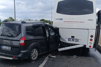 Hafif Ticari Araç Midibüse Çarptı! Kaza Anı Kamerada