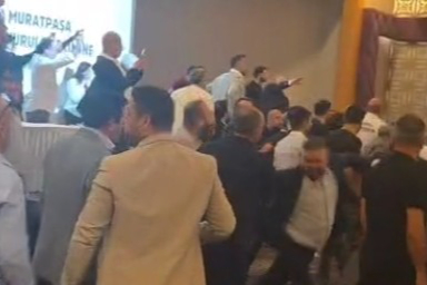 Seçime giren 2 adayın tarafları arasında çıkan tartışma kavgaya dönüştü