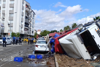 Facianın eşiğinden dönüldü: Sürüklenen TIR devrilerek araçları altına aldı!