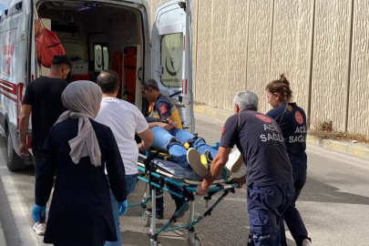 Otomobil Aydınlatma Direğine Çarparak Durabildi: 3 Yaralı