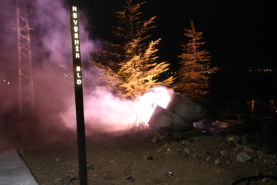Ucu açık bırakılan elektrik kablosu yağmurun etkisiyle kısa devre yaparak alev aldı