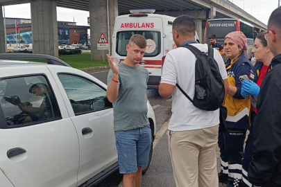 Yolcu otobüsü kırmızı ışıkta duran araca çarptı: Sürücü turist hafif yaralandı