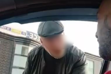 Taksi sürücüsü diğer şoförleri tehdit edip camı yumrukladı