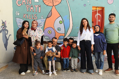 Otizmli minikler kedileri besleyip keyifli anlar yaşadı