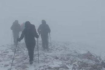 Bursalı dağcılar mevsimin ilk karında Uludağ'ın 2543 metre zirvesine tırmandı