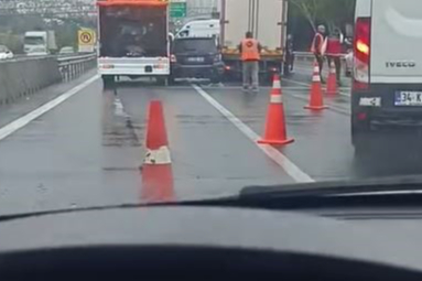 Geri viteste unutulan araç aniden hareket etti, araçların arasında kalan kadın yaralandı