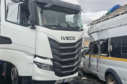 Nevşehir'de Feci Kaza! Minibüs ile Tır Çarpıştı: 9 Yaralı